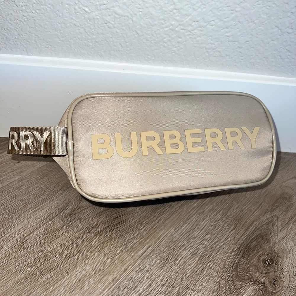 Unisex BURBERRY Clutch Bag 🧸